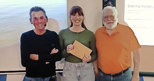 Sophie Wohlpart &uuml;bernimmt die Spende von J&uuml;rgen P&ouml;hlmann (l.).