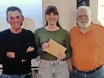 Sophie Wohlpart &uuml;bernimmt die Spende von J&uuml;rgen P&ouml;hlmann (l.).