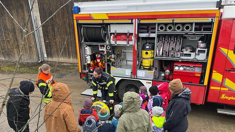 Die Feuerwehrleute Ilona Gößmann-Schmitt und Alexander Back beantworteten viele Fragen der Kinder. Die Feuerwehrleute Ilona Gößmann-Schmitt und Alexander Back beantworteten viele Fragen der Kinder.