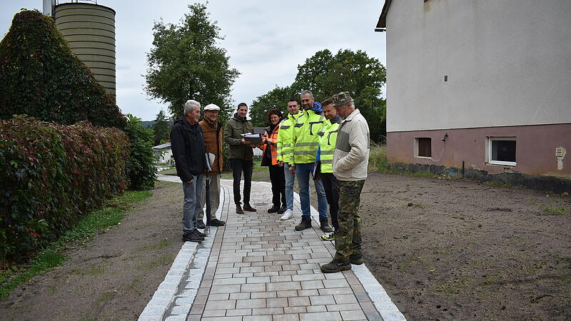 Am  Fußverbindungsweg in Walkersbrunn fand der Ortstermin statt.