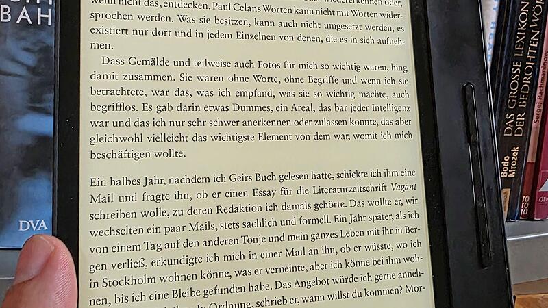 Mehrere Bücher mit in den Urlaub zu nehmen ist besonders bei Flugreisen eher schwierig. Ein E-Book-Reader dagegen wiegt kaum mehr als ein Smartphone.