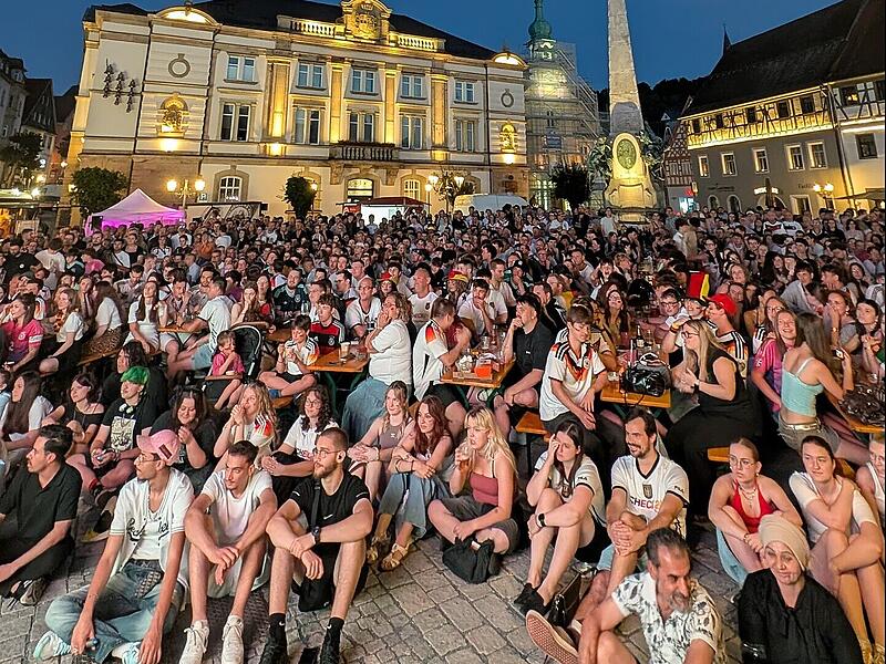 Gemeinsam am Marktplatz Fußball gucken Gemeinsam am Marktplatz Fußball gucken