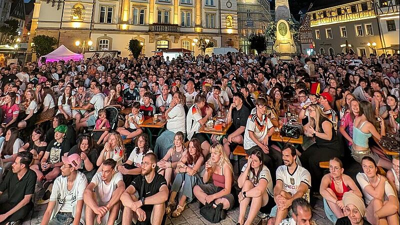 Gemeinsam am Marktplatz Fu&szlig;ball gucken