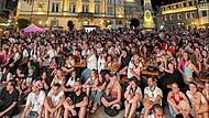 Gemeinsam am Marktplatz Fu&szlig;ball gucken