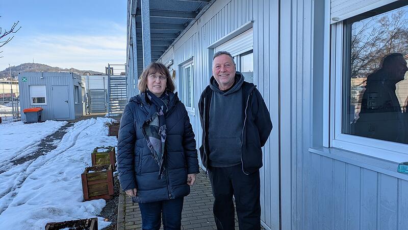 Ingrid Schweiger, Bereichsleitung der psychosozialen Arbeit und Michael Thyzel vom BRK betreuen in der Wohnungslosenunterkunft der Stadt Kulmbach Menschen, die Obdach ben&ouml;tigen.