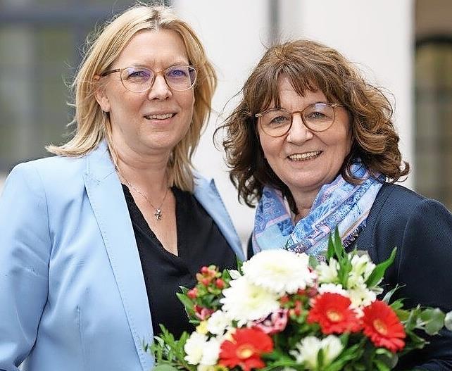 Vorstandsmitglied Sonja Borzel und Martina Stamm-Fibich (r.).