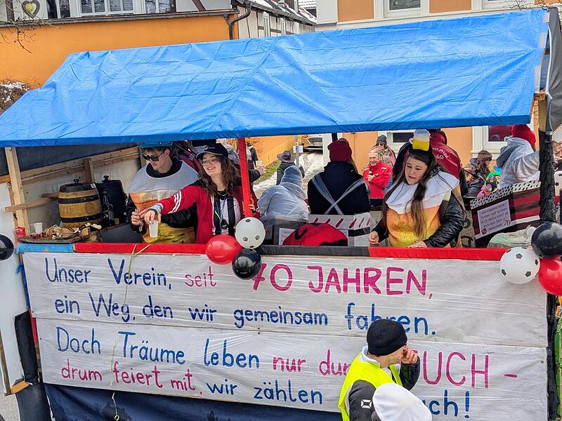 Ganz sch&ouml;n was los in Geisfeld: alle Impressionen vom Faschingsumzug!