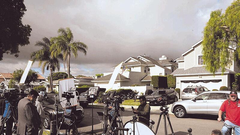 Medienvertreter berichten vom Wohnsitz des Sch&uuml;tzen von Washington.