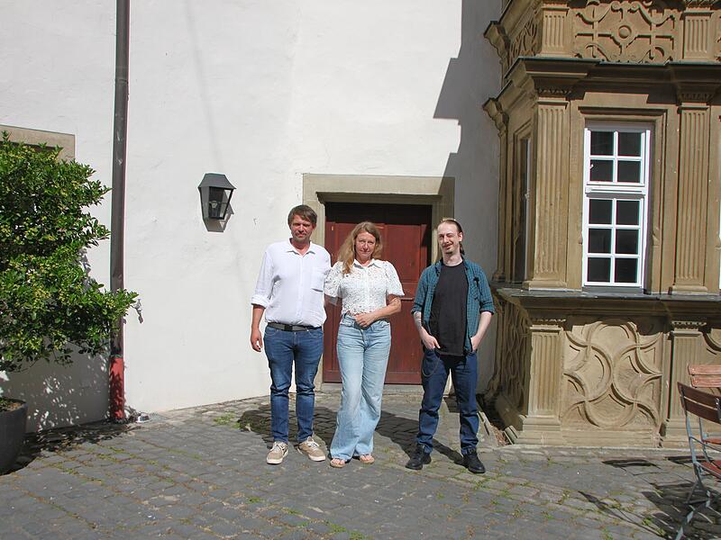 Christopher Henneberger (links), Alexandra Wecklein und Brandon Rupp stehen vor ihrem zuk&uuml;nftigen Waffel-Caf&eacute; im Deutschherrnschloss in M&uuml;nnerstadt.