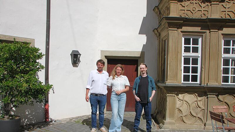 Christopher Henneberger (links), Alexandra Wecklein und Brandon Rupp stehen vor ihrem zuk&uuml;nftigen Waffel-Caf&eacute; im Deutschherrnschloss in M&uuml;nnerstadt.