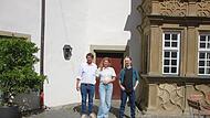 Christopher Henneberger (links), Alexandra Wecklein und Brandon Rupp stehen vor ihrem zuk&uuml;nftigen Waffel-Caf&eacute; im Deutschherrnschloss in M&uuml;nnerstadt.