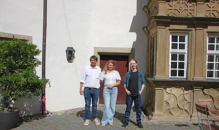 Christopher Henneberger (links), Alexandra Wecklein und Brandon Rupp stehen vor ihrem zukünftigen Waffel-Café im Deutschherrnschloss in Münnerstadt. Christopher Henneberger (links), Alexandra Wecklein und Brandon Rupp stehen vor ihrem zukünftigen Waffel-Café im Deutschherrnschloss in Münnerstadt.