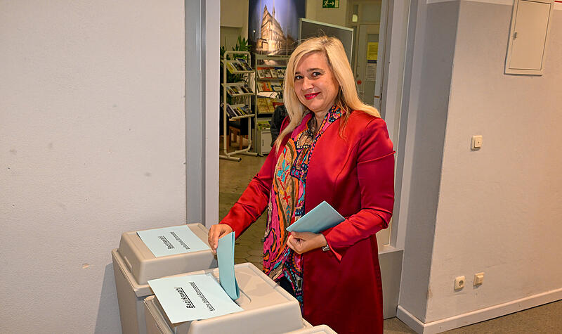 Um 9.30 Uhr am Sonntagmorgen hat Melanie Huml (CSU) im Stadtarchiv gewählt. Um 9.30 Uhr am Sonntagmorgen hat Melanie Huml (CSU) im Stadtarchiv gewählt.