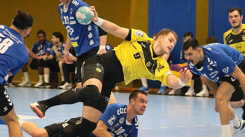 HSC-Kreisl&auml;ufer Bartlomiej Bis beim Torabschluss im Fallen.