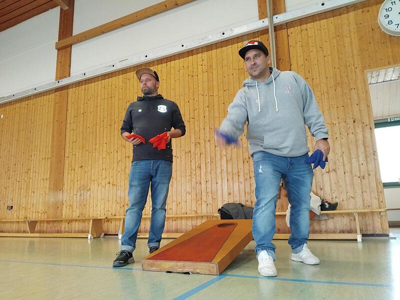 Cornhole in der Turnhalle in Scherneck