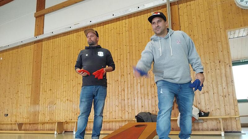 Cornhole in der Turnhalle in Scherneck