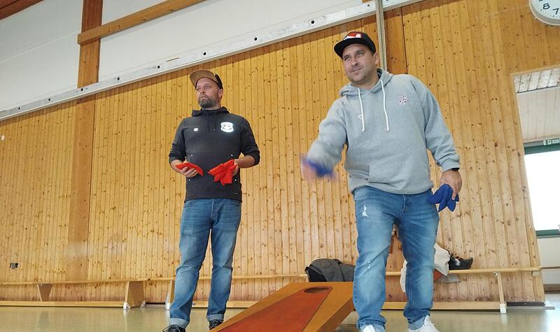 Cornhole in der Turnhalle in Scherneck