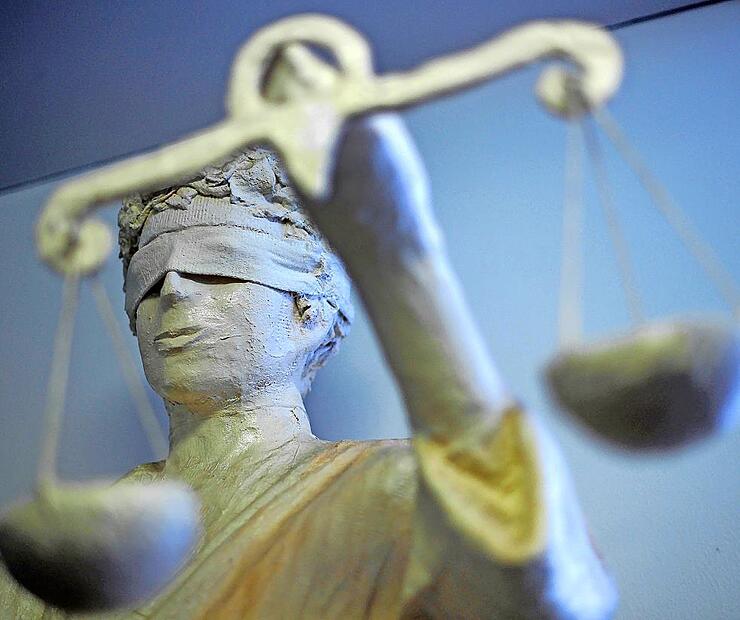 Statue der Justitia, wie sie h&auml;ufig an Gerichtsgeb&auml;uden zu sehen ist.