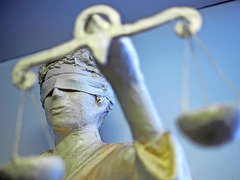 Statue der Justitia, wie sie h&auml;ufig an Gerichtsgeb&auml;uden zu sehen ist.