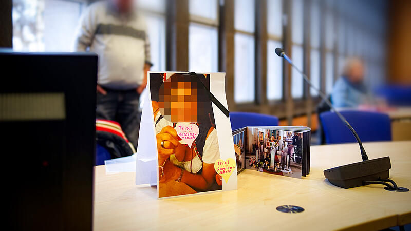 Mord an Blumenh&auml;ndlerin Beatrix G.: Angeh&ouml;rige zeigen Erinnerungsst&uuml;cke am Landgericht Coburg