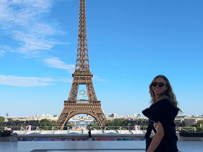Sarah Luisa Fahr vor dem Pariser Eiffelturm.