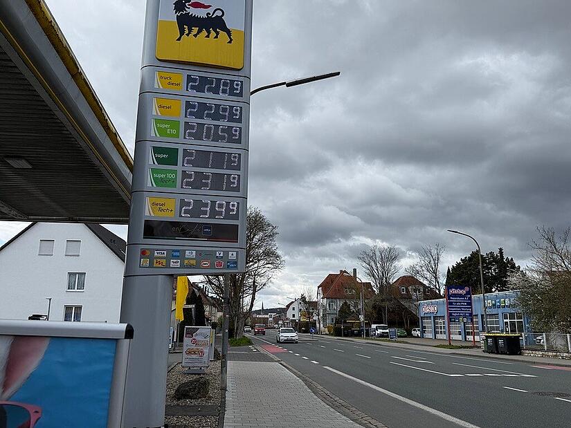 Die Preise kratzen an der 2,40-Euro-Marke: Damit die hohen Spritpreise in Zaun gehalten werden, d&uuml;rfen Tankstellen k&uuml;nftig nur noch einmal am Tag die Preise erh&ouml;hen.