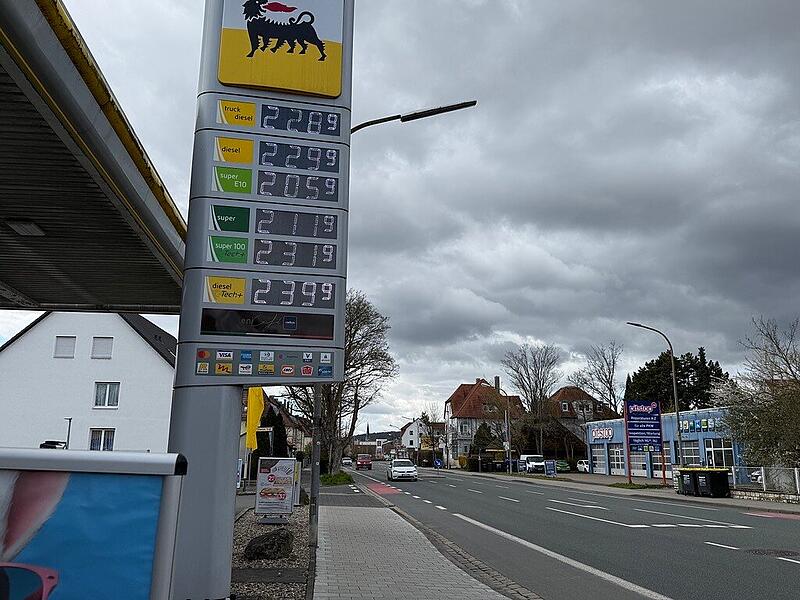 Die Preise kratzen an der 2,40-Euro-Marke: Damit die hohen Spritpreise in Zaun gehalten werden, dürfen Tankstellen künftig nur noch einmal am Tag die Preise erhöhen.Forchheim & Fränkische Schweiz Die Preise kratzen an der 2,40-Euro-Marke: Damit die hohen Spritpreise in Zaun gehalten werden, dürfen Tankstellen künftig nur noch einmal am Tag die Preise erhöhen.