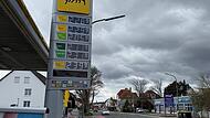 Die Preise kratzen an der 2,40-Euro-Marke: Damit die hohen Spritpreise in Zaun gehalten werden, d&uuml;rfen Tankstellen k&uuml;nftig nur noch einmal am Tag die Preise erh&ouml;hen.
