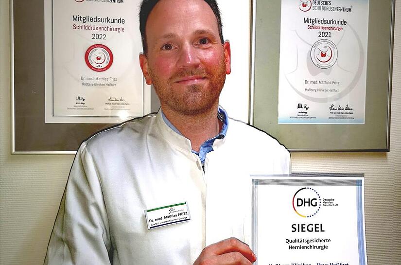 Mathias Fritz mit dem j&uuml;ngst verliehenen DHG-Siegel &bdquo;Qualit&auml;tsgesicherte Hernienchirurgie&ldquo;