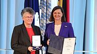 Brigitte Ertl wurde für ihr langjähriges, ehrenamtliches Engagement in der schulischen Wertebildung und Demokratieerziehung von Landtagspräsidentin Ilse Aigner ausgezeichnet. Brigitte Ertl wurde für ihr langjähriges, ehrenamtliches Engagement in der schulischen Wertebildung und Demokratieerziehung von Landtagspräsidentin Ilse Aigner ausgezeichnet.