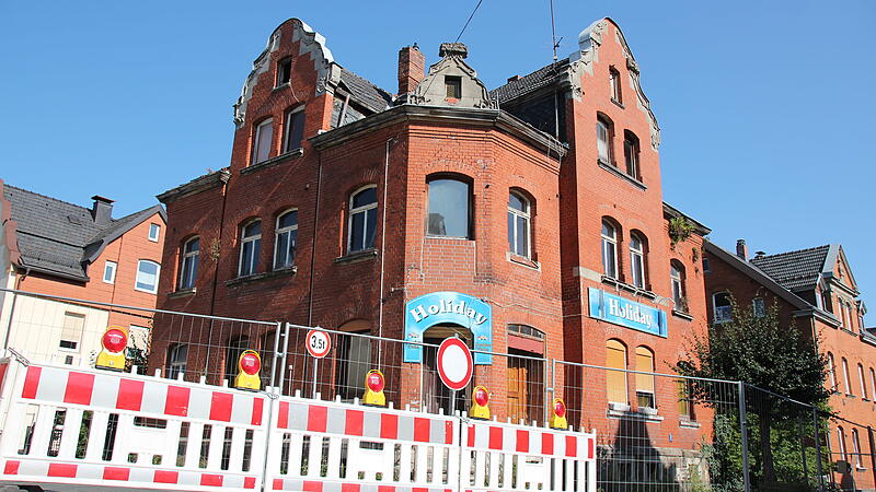 Blick auf das einsturzgefährdete Gebäude aus Richtung Marienstraße. Hier ist nur der Gehweg auf der Gebäude-Seite gesperrt. Die Holiday-Schilder erinnern an die Vergangenheit als Kneipe.
