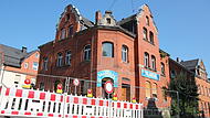 Neustadt bei Coburg: Gebäude einsturzgefärdetGebäude in Neustadt bei Coburg einsturzgefährdet Blick auf das einsturzgefährdete Gebäude aus Richtung Marienstraße. Hier ist nur der Gehweg auf der Gebäude-Seite gesperrt. Die Holiday-Schilder erinnern an die Vergangenheit als Kneipe.