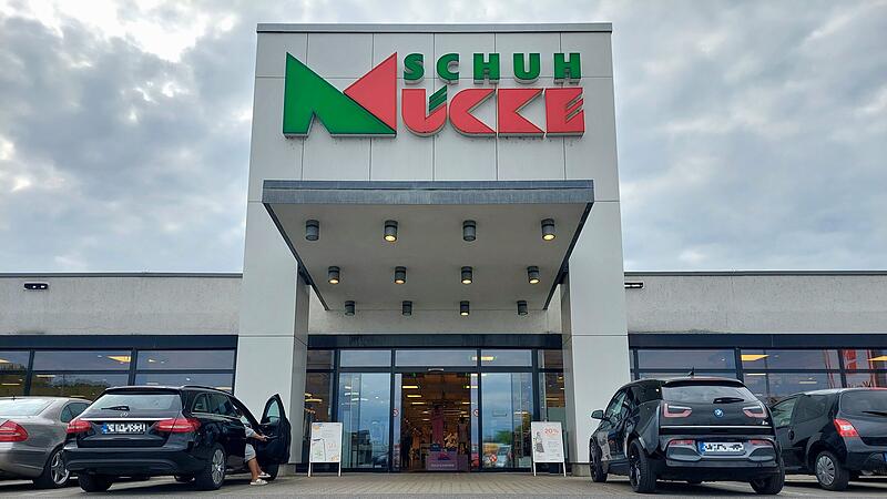 Noch prangt das gro&szlig;e Schuh-M&uuml;cke-Logo an der Fassade der Filiale in Trosdorf. Doch in naher Zukunft soll das mit dem neuen Muecke-Logo ausgetauscht werden.