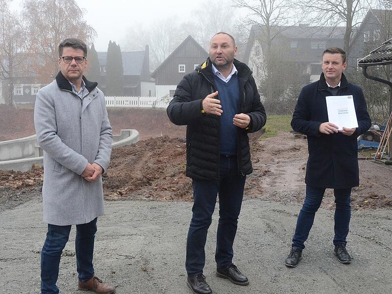 Spatenstich Dorferneuerung Eila Förderbescheid-Übergabe beim Spatenstich für die Dorferneuerung in Eila. Von links Thomas Müller (ALE), MdL Jürgen Baumgärtner und Bürgermeister Stefan Heinlein.