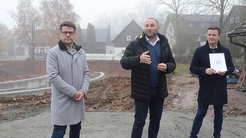 F&ouml;rderbescheid-&Uuml;bergabe beim Spatenstich f&uuml;r die Dorferneuerung in Eila. Von links Thomas M&uuml;ller (ALE), MdL J&uuml;rgen Baumg&auml;rtner und B&uuml;rgermeister Stefan Heinlein.