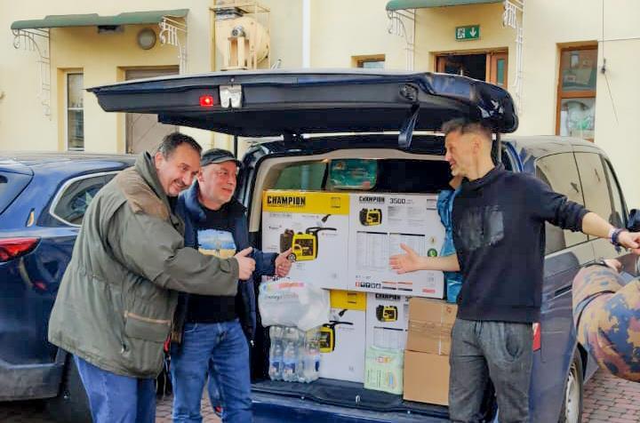 Matthias Hahn (Zweiter von links) hat schon einmal Hilfsgüter in die Ukraine gebracht. Matthias Hahn (Zweiter von links) hat schon einmal Hilfsgüter in die Ukraine gebracht.