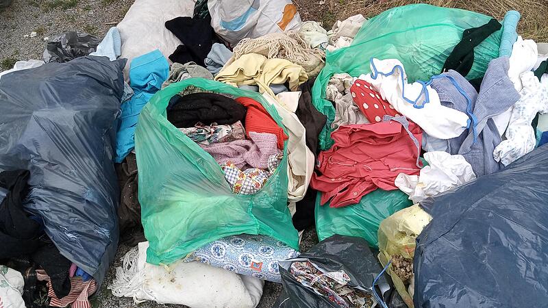 Im Juli ist am Container der Afrika Hilfe Franken in Hammelburg stinkender Müll entsorgt worden. Der Verein muss  das auf eigene Kosten entsorgen. Das Geld sollte   eigentlich für dringende Projekte in Afrika sein.