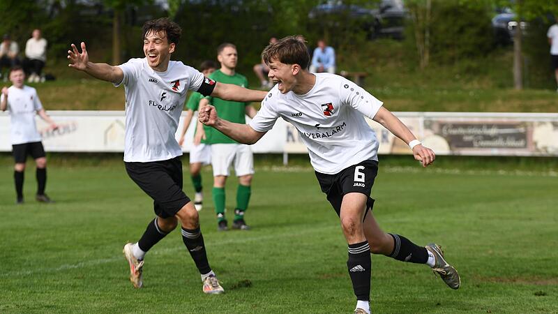 Luis Firsching (rechts) vom TV Haßfurt jubelt nach seinem Kopfballtreffer im Spiel beim TSV Forst.