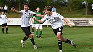 Luis Firsching (rechts) vom TV Haßfurt jubelt nach seinem Kopfballtreffer im Spiel beim TSV Forst.