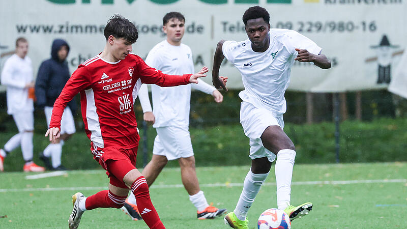 Coburgs Torschütze Moritz Ötter (rot) macht Druck auf Youssouf Samoura und drängt ihn nach außen ab.