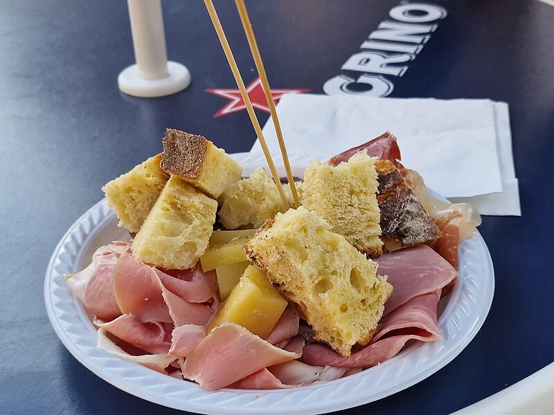 Eine italienische Aufschnittplatte mit verschiedenen Schinken- und K&auml;sesorten.