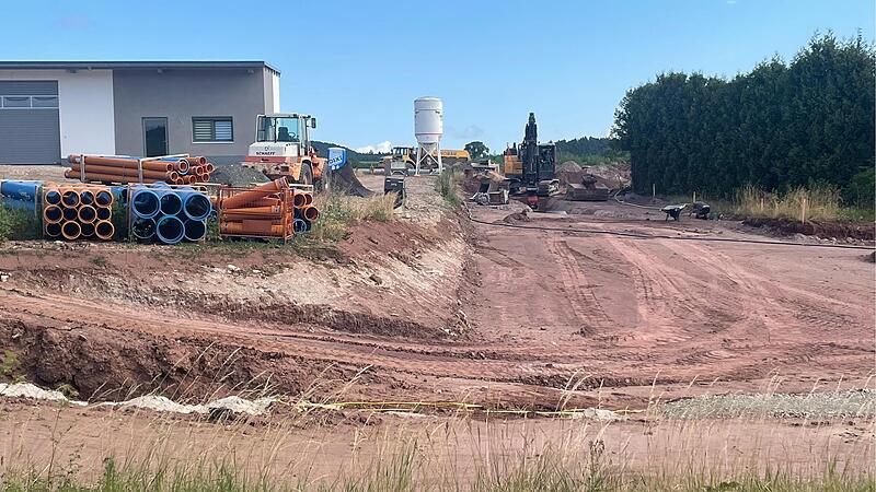 In den vergangenen Tagen wurde mit der Erschließung des Gewerbegebietes „Großes Stück“ in Kirchlauter begonnen.