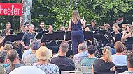 Das Blasorchester Bad Berneck bei der Serenade am Goldbergsee unter Dirigentin Jasmin Panzer und den begeisterten Musikliebhabern. Bruno Preißinger Das Blasorchester Bad Berneck bei der Serenade am Goldbergsee unter Dirigentin Jasmin Panzer und den begeisterten Musikliebhabern. Bruno Preißinger