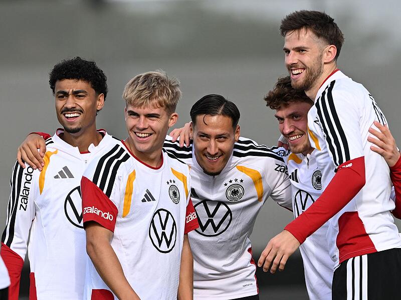Fußball-Nationalmannschaft: Training Viele neue Gesichter beim DFB in Herzogenaurach (von links): Nathaniel Brown, Hennes Behrens, Younes Ebnoutalib, Philipp Treu und Anton Stach lachen während der Trainingseinheit.
