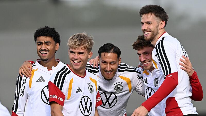 Fußball-Nationalmannschaft: Training Viele neue Gesichter beim DFB in Herzogenaurach (von links): Nathaniel Brown, Hennes Behrens, Younes Ebnoutalib, Philipp Treu und Anton Stach lachen während der Trainingseinheit.
