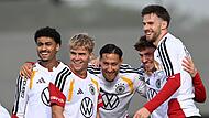 Fußball-Nationalmannschaft: Training Viele neue Gesichter beim DFB in Herzogenaurach (von links): Nathaniel Brown, Hennes Behrens, Younes Ebnoutalib, Philipp Treu und Anton Stach lachen während der Trainingseinheit.