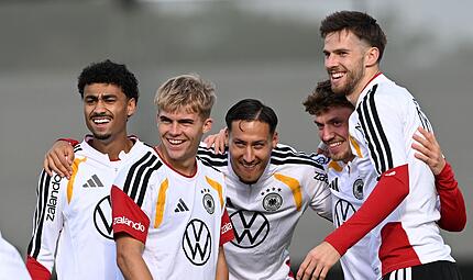 Viele neue Gesichter beim DFB in Herzogenaurach (von links): Nathaniel Brown, Hennes Behrens, Younes Ebnoutalib, Philipp Treu und Anton Stach lachen w&auml;hrend der Trainingseinheit.