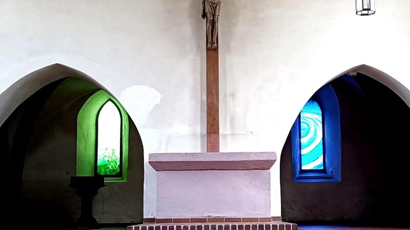 Die k&uuml;nstlerisch gestalteten und gespendeten Fenster des Chorraumes sollen ausgebaut werden.