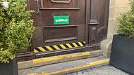 Die Coburger Tourist-Info in der Herrngasse wird umgebaut. Die beiden Stufen am Eingang werden aber wohl bleiben. Die Coburger Tourist-Info in der Herrngasse wird umgebaut. Die beiden Stufen am Eingang werden aber wohl bleiben.