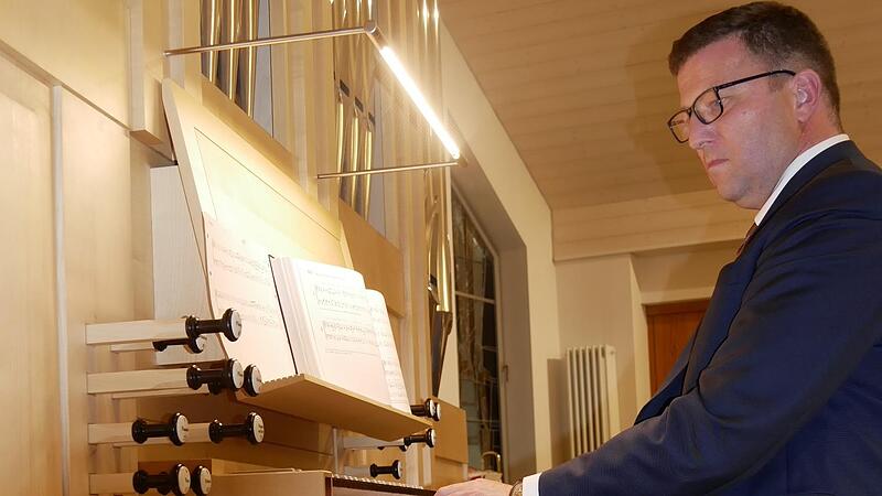 Im November 2019 hatte Wolfgang Rebhan die neue Orgel der Kirchengemeinde Haarbr&uuml;cken eingeweiht.